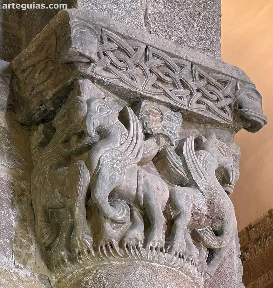 Capitel con grifos y leones