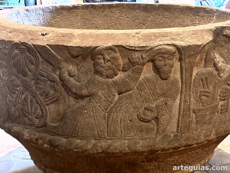 Detalle de la pila bautismal