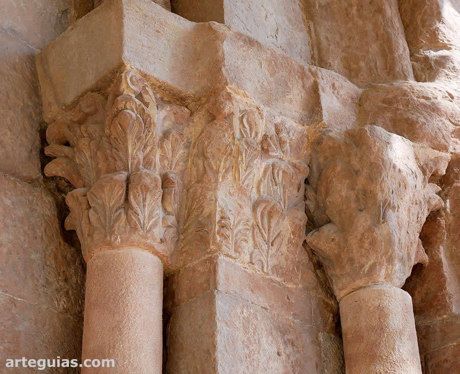 Detalle de la puerta oeste de la iglesia