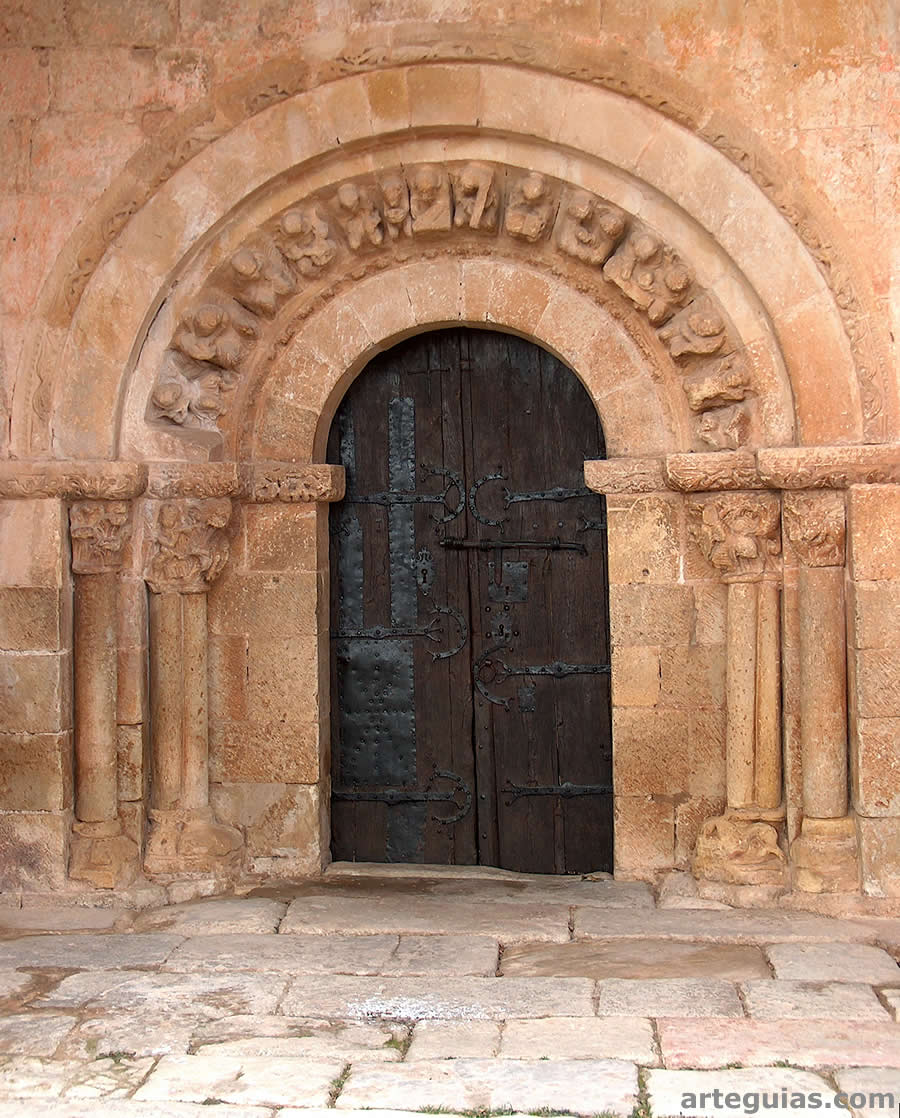 Portada de la iglesia de la Asunción de Perazancas
