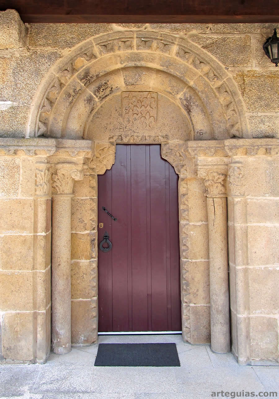 Puerta sur de la iglesia de Santiago de Gustei