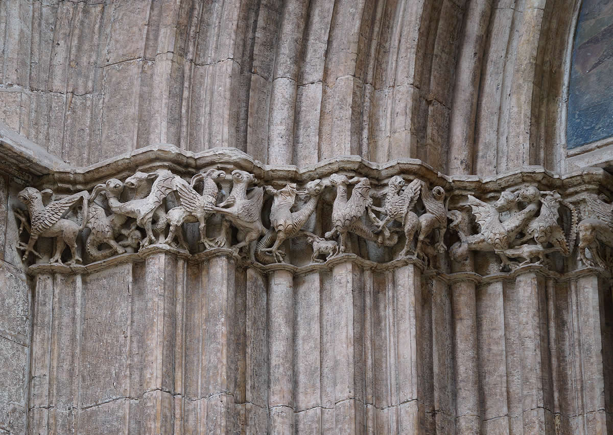 Capiteles zoomorfos de una puerta lateral de la iglesia de Santa Eulalia