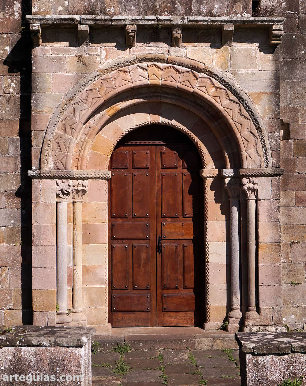 Iglesia de Selorio: puerta rom&aacute;nica occidental