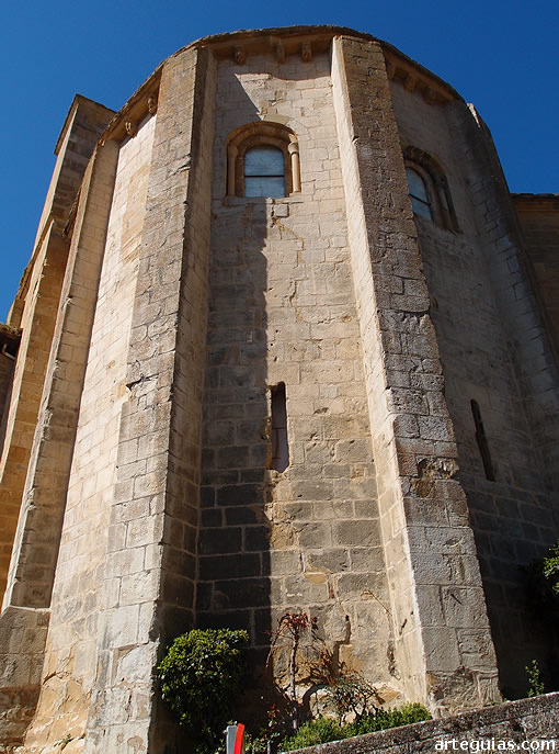 Monumental y sobria estampa de la cabecera de la iglesia de San Mart&iacute;n de Unx