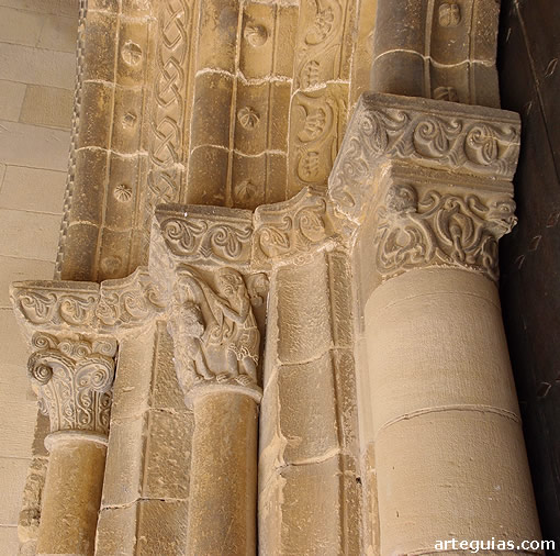 Detalle de la puerta principal