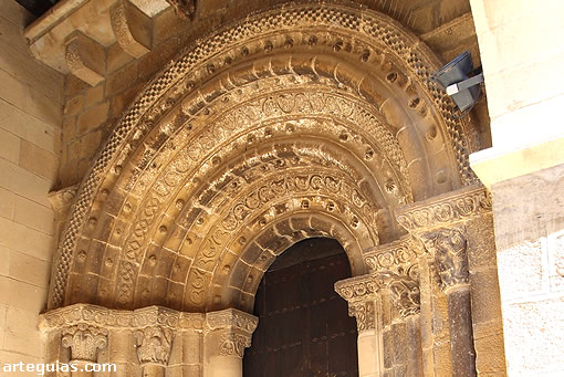 Iglesia de San Mart&iacute;n: portada rom&aacute;nica