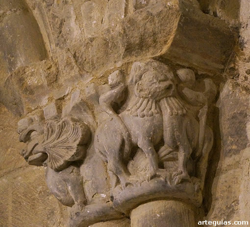 Capiteles de la arquer&iacute;a que muestran leones con cabeza com&uacute;n