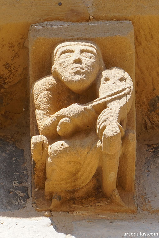 Otro canecillo con un m&uacute;sico tocando una f&iacute;dula oval