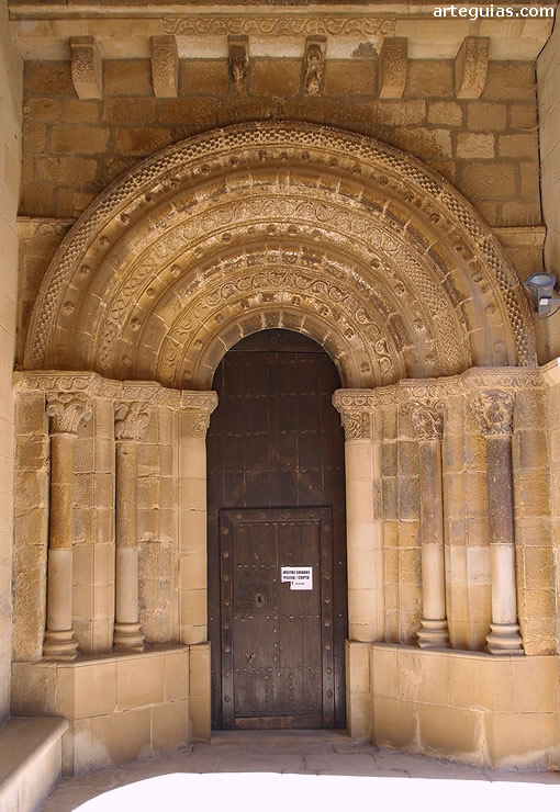 Portada de la iglesia parroquial de San Mart&iacute;n de Unx