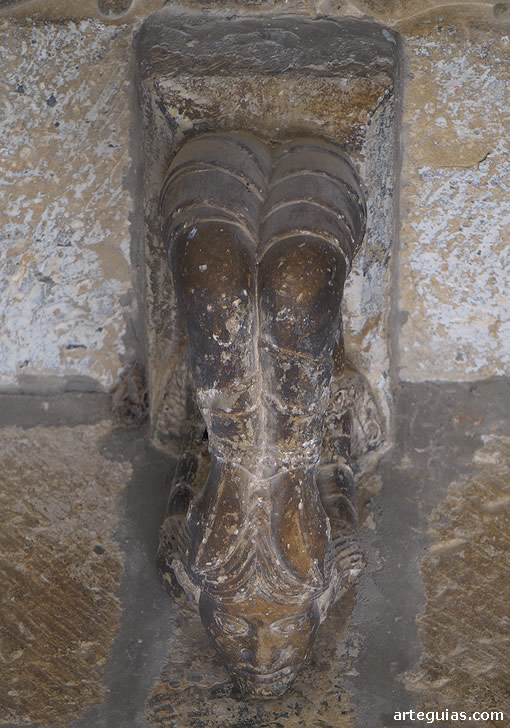 Canecillo de la puerta rom&aacute;nica oeste