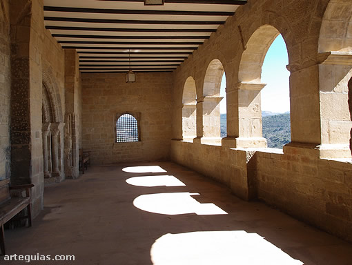 P&oacute;rtico de la iglesia que cubre el costado meridional de la iglesia de San Mart&iacute;n de Unx