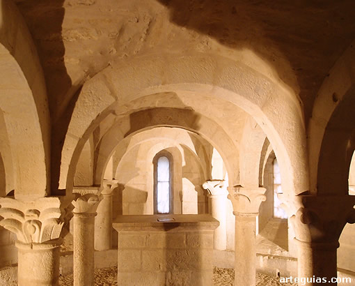 Cripta con su altar al fondo