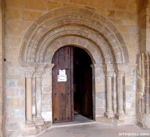 Puerta sur procedente de la iglesia de Seng&aacute;riz
