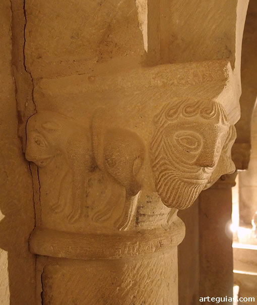 Capitel de una de las columnas de la cripta con cabezas humanas y leones