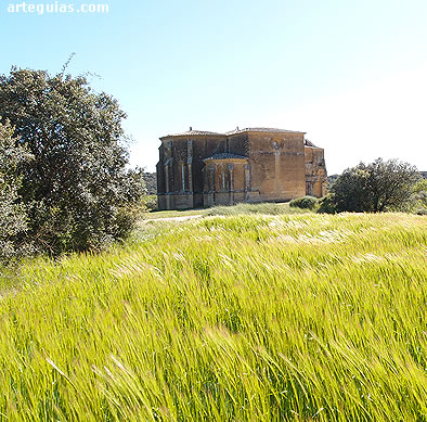 Iglesia de San Miguel de Foces (Huesca) en un atardecer primaveral