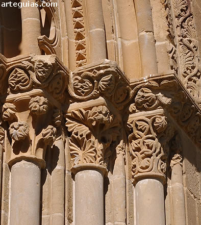 Capiteles finamente labrados