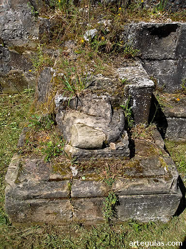 Basas de las columnas del arco triunfal