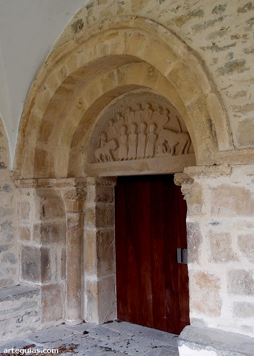 Portada de la iglesia de San Pelayo de Ayega