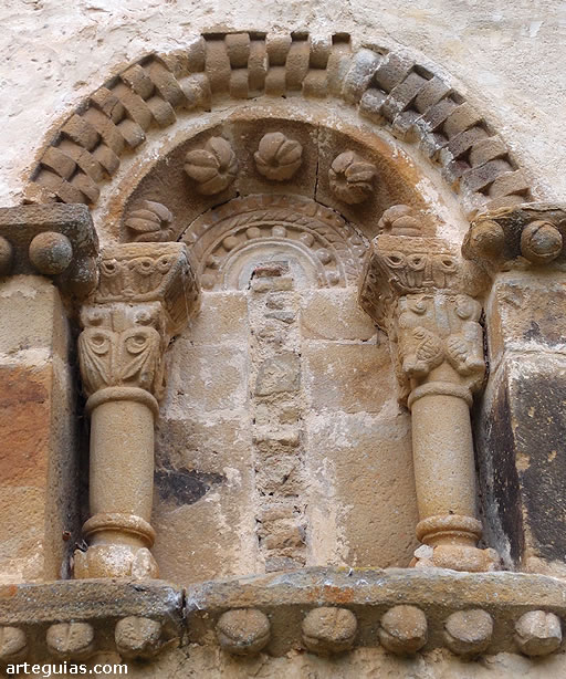 Iglesia de San Pelayo de Ayega: ventanal de la cabecera