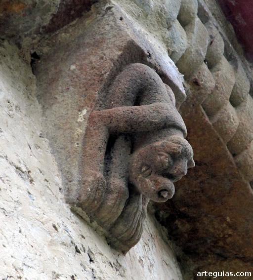 Iglesia de San Pelayo de Ayega, Burgos: canecillo con un animal