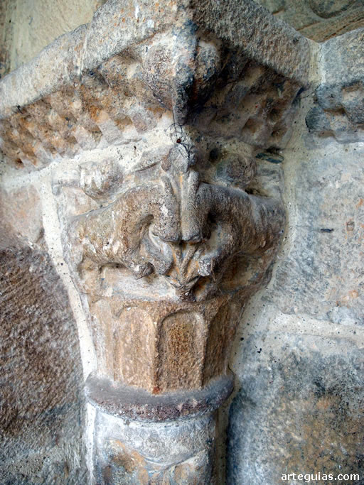 Uno de los capiteles de la portada