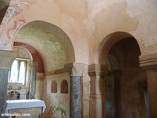 Interior de la iglesia prerrom&aacute;nica de San Salvador de Valdedi&oacute;s 