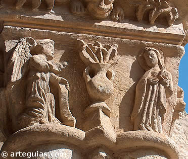 Anunciaci&oacute;n en uno de los capitales del claustro