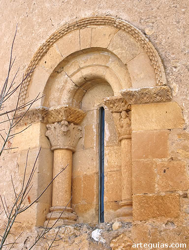 Ventanal exterior del &aacute;bside