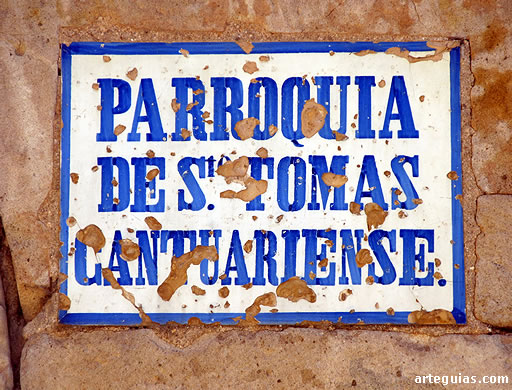 R&oacute;tulo de la parroquia de Santo Tom&aacute;s Cantuariense