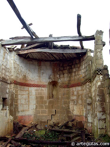 La maltrecha cabecera desde el ruinoso interior