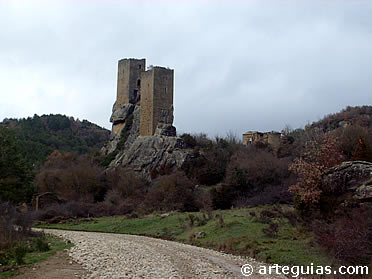 Vista del conjunto medieval de Sibirana llegando desde Luesia