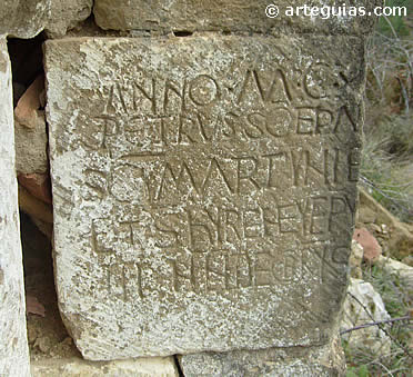 Enigm&aacute;tica inscripic&oacute;n en una de las jambas de la portada