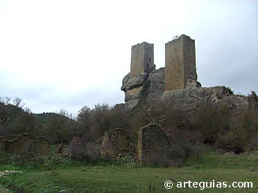 Ruinas del despoblado a los pies del castillo