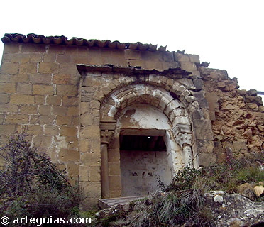 Vista de la ruinosa ermita desde el sur
