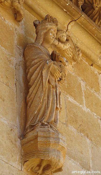Estatua de la Viorgen Mar&iacute;a con el Ni&ntilde;o en brazos