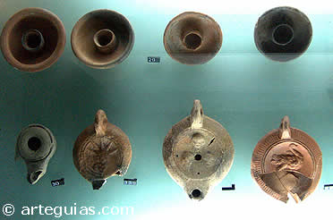 Muestra de vajilla y lucernas romanas en la exposici&oacute;n de la Casa de la Fortuna. Cartagena. Murcia