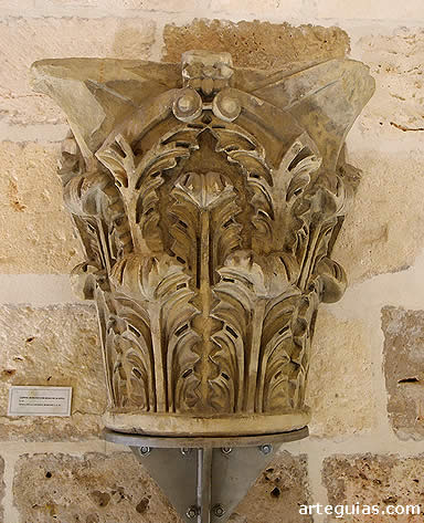 Capitel con hojas de acanto