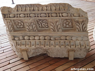 Cornisa del teatro romano