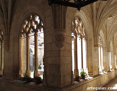 Esquina del claustro de la colegiata con sus bonitos vanos