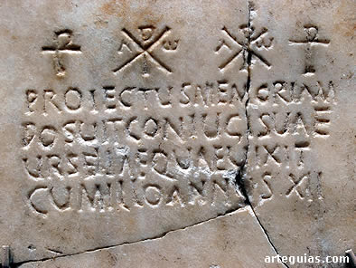 Placa con inscripci&oacute;n y crismones cristianos