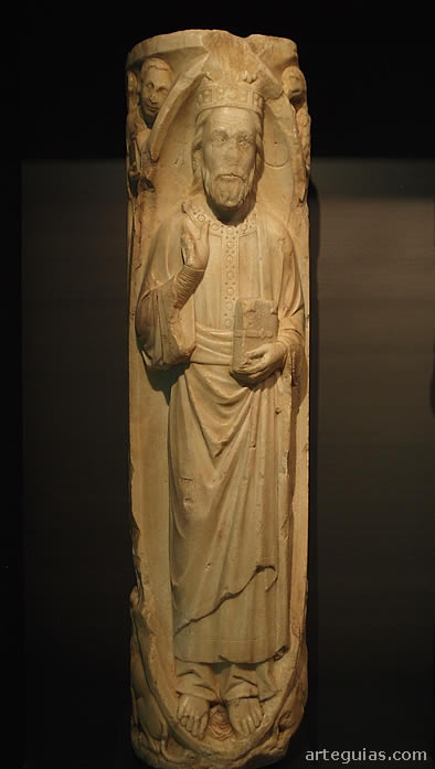 Estatua columna con Maiestas Domini y el Tetramorfos