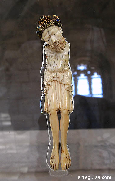 Crucifijo de marfil originario del Monasterio de San Juan de Ortega