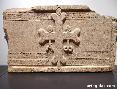 Cruz de la Victoria e inscripci&oacute;n procedente del Palacio de Alfonso III