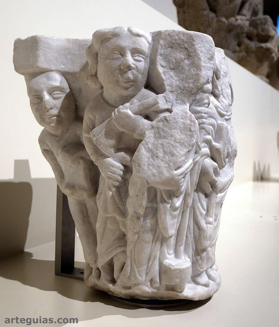 Capitel rom&aacute;nico expuesto en la sala dedicada a la escultura rom&aacute;nica