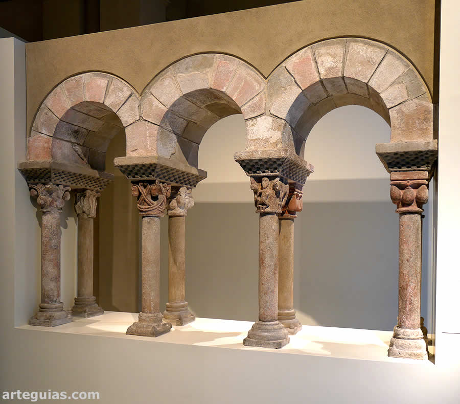Parte del claustro rom&aacute;nico del monasterio de Sant Pere de les Puel&middot;les, Barcelona
