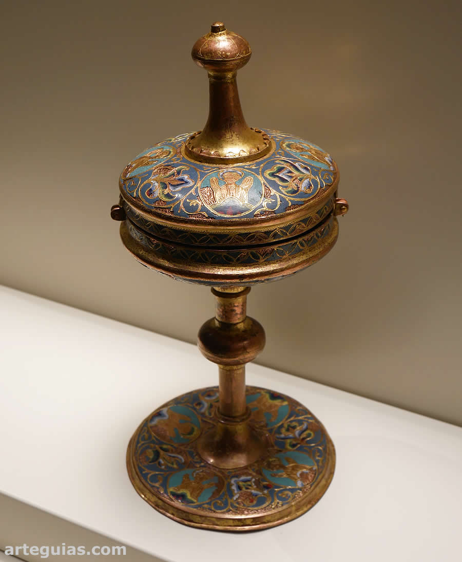 Cop&oacute;n. una de las muchas obras de arte de orfebrer&iacute;a del rom&aacute;nico en el MNAC