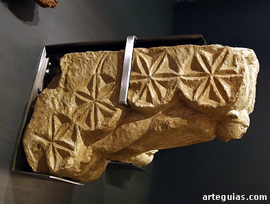 Modill&oacute;n de rollos con figura de mono