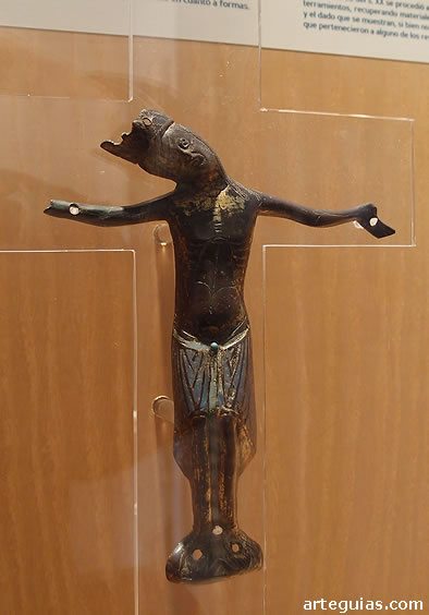 Cristo rom&aacute;nico de bronce