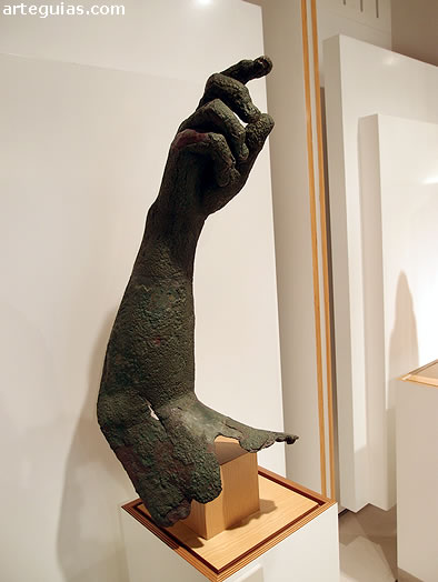 Brazo de estaua colosal. &Eacute;poca romana