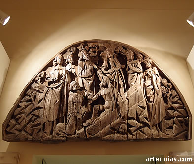 T&iacute;mpano de madera que representa la Resurrecci&oacute;n de L&aacute;zaro